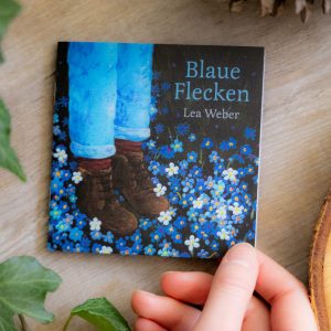 Poetry Slam Heft „Blaue Flecken“ von Lea Weber mit gemalten Covermotiv blauer Blumen